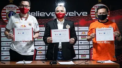Tangkapan layar jumpa pers virtual peluncuran aplikasi game Persija Jakarta, Selasa (19/5/2020). Kiri ke kanan: Mochtar Sarman (Ceo Juara), Ambono Janurianto (Direktur Utama Persija), dan Michael Budi (Co-Founder dan CEO Wir Group).