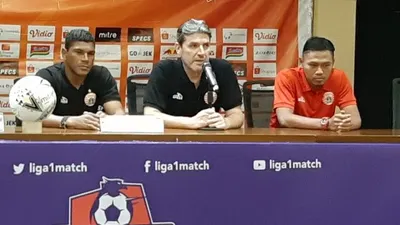 Pelatih Persija Jakarta Julio Banuelos (tengah) dan bek Persija Tony Sucipto (kanan) memberikan keterangan kepada media sebelum laga kontra Persib Bandung dalam lanjutan Liga 1 Indonesia 2019 di Stadion Utama Gelora Bung Karno, Jakarta, Selasa (9/7/2019). (Antara)