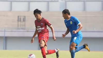 Gelandang Bhayangkara FC, Adam Alis membayangi pemain Persita Tangerang dalam partai uji coba di Stadion Sport Centre, Kelapa Dua, Tangerang, Sabtu (19/9/2020). (dok Media Persita Tangerang)