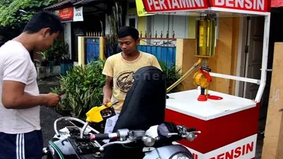 Walau terus menuai pro-kontra dan dianggap ilegal, bisnis penjualan bahan bakar minyak (BBM) eceran berbentuk stasiun pengisian bahan bakar mini (Pertamini) semakin marak di tengah masyarakat. (Ilustrasi/Okezone)