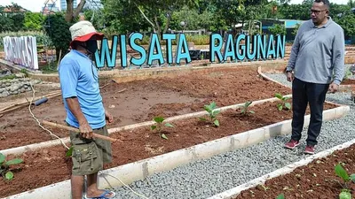 Kepala Suku Dinas Ketahanan Pangan, Kelautan dan Pertanian Jakarta Selatan, Hasudungan meninjau Argo Edukasi Wisata Ragunan/dok: Instagram @kominfotikjs