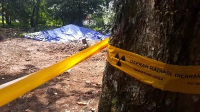Garis perimeter dipasang di areal penemuan limbah radioaktif di Perumahan Batan Indah, Tangerang Selatan. (rri.co.id)