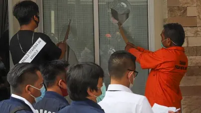 Reka adegan pengrusakan rumah Nus Kei di cluster Australia di Perumahan Green Lake City, Kota Tangerang, Banten, Rabu (24/6). [Suara.com/Alfian Winanto]