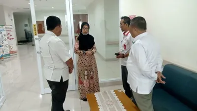 Perwakilan Alfamart saat menemui Novi, istri korban terluka gedung roboh di Slipi (Alfamart)