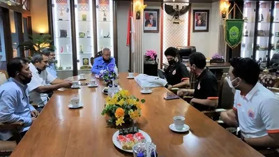 Manajemen Persija Jakarta bertemu dengan Bupati Bantul Suharsono di ruang kerjanya, Selasa (4/8/2020). (ist)