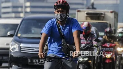 Pesepeda melintas di Jalan Jenderal Sudirman, Jakarta. Foto: Republika/Putra M. Akbar