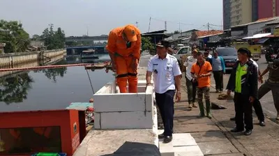 Penempatan pot dan tanaman di Kawasan Pasar Pesing Koneng/barat.jakarta.go.id