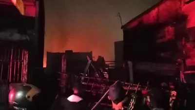 Petugas damkar berusaha memadamkan api di Tambora, Jakarta Barat, Selasa (11/8) malam WIB.  (Foto: Akhmad Nursyeha/Republika)