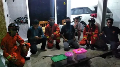 Petugas Damkar Jakarta Barat berhasil menangkap tiga ular kobra di rumah warga Kelurahan Centiga, Kecamatan Kembangan. (Foto: Dok Damkar Jakbar)