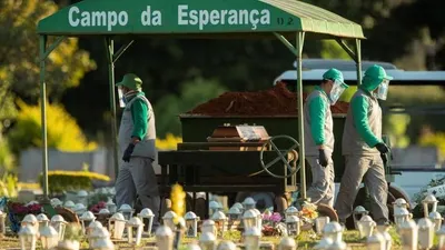 Petugas di pemakaman Campo de Esperanza di Brasilia, Brasil. Angka kematian akibat Covid-19 di Brasil terus bertambah. WHO menyatakan Benua Amerika jadi episentrum baru pandemi Covid-19.  (Foto: EPA-EFE/Joedson Alves)
