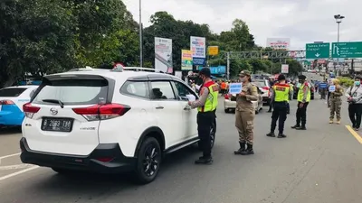 Petugas gabungan Satgas Covid-19 Kabupaten Bogor meminta surat hasil rapid test antigen kepada wisatawan yang hendak berangkat menuju Jalan Raya Puncak, Kamis (31/12). Foto: Republika/Shabrina Zakaria