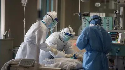 Petugas medis dari Provinsi Jiangsu bekerja di sebuah bangsal ICU Rumah Sakit Pertama Kota Wuhan di Wuhan, Provinsi Hubei, 22 Februari 2020.  (Xinhua/Xiao Yijiu)