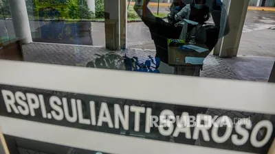Petugas saat beraktivitas di Pos Pemantauan Virus Corona RSPI Sulianti Saroso, Sunter, Jakarta, Kamis (5/3). (Republika/Putra M Akbar)  Foto: Republika/Putra M Akbar