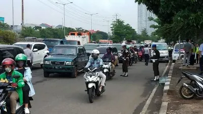 Petugas gabungan Unit PKB-BBNKB Samsat Jakbar, kepolisian dan TNI menggelar razia di Jalan Ring Road Cengkareng (barat.jakarta.go.id)