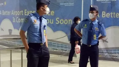 Petugas PJT II Jatiluhur saat mengkampanyekan warga tetap di rumah setelah pengaturan aliran air