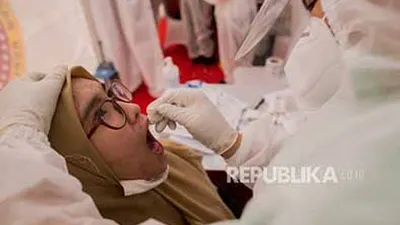 Petugas Medis melakukan tes swab saat rapid test massal di Depok, Jawa Barat, Jumat (22/5/2020).