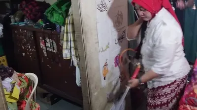 Dalam kegiatan sosialisasi, petugas Puskesmas Kelapa Gading menyemprotkan cairan disinfektan ke setiap rumah warga yang sempat terdampak banjir. (utara.jakarta.go.id)
