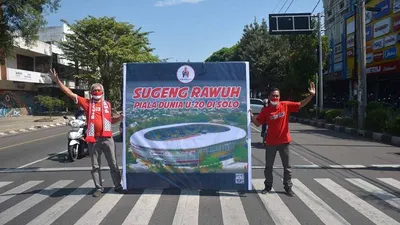 Aksi Mayor Haristanto (kiri) mengampanyekan Piala Dunia U-20 Solo, di jalan protokol Slamet Riyadi atau perempatan Ngarsapura, Kota Solo, Minggu (28/6/2020). (Ayojakarta.com/Budi Cahyono)