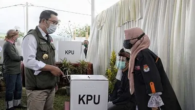 Gubernur Jawa Barat, Ridwal Kamil saat mengecek penerapan protokol kesehatan di salah satu TPS di Kabupaten Bandung, Rabu (9/12/2020). (Humas Jawa Barat)
