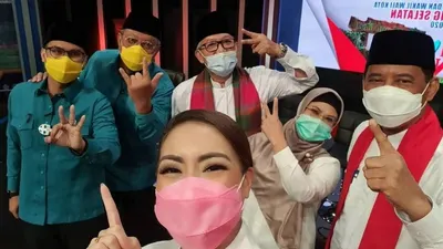 Para peserta Pilkada Tangsel berswafoto bersama / instagram