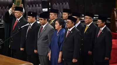 Ketua MPR periode 2019-2024 Bambang Soesatyo (paling kiri) dan sembilan pimpinan MPR lainnya mengucapkan sumpah jabatan saat pelantikan di ruang rapat Paripurna MPR, Kompleks Parlemen, Senayan, Jakarta, Kamis (3/10/2019). Sidang Paripurna tersebut menetapkan Bambang Soesatyo sebagai Ketua MPR periode 2019-2024 dengan Wakil Ketua, Ahmad Basarah dari Fraksi PDI Perjuangan, Ahmad Muzani dari Fraksi Partai Gerindra, Lestari Moerdijat dari Fraksi Partai Nasdem, Jazilul Fawaid dari Fraksi Partai Kebangkitan Bangs
