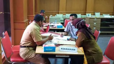 Pelamar mengikuti seleksi penerimaan PJLP di lingkungan Kantor Wali Kota Jakbar tahun 2020 (barat.jakarta.go.id)