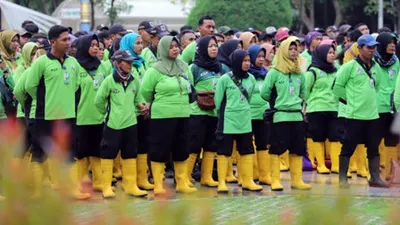 1.287 petugas Penyedia Jasa Lainnya Orang Perorangan (PJLP) dari Sudin Pertamanan dan Hutan Kota Jakarta Utara menyatakan komitmennya untuk menghijaukan wilayah Jakut. (Beritajakarta.id/Budhi Firmansyah Surapati)