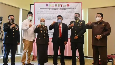 Penjabat sementara (Pjs) Bupati Karawang Ir Yerry Yanuar (keempat kiri) bersama jajaran Forum Komunikasi Pimpinan Daerah Karawang mendeklarasikan Pencegahan dan Pengendalian Covid-19 di Akhsaya Hotel, Kabupaten Karawang Kamis (1/10). Yerry menyebut 80 persen perusahaan tidak menerapkan disiplin protokol kesehatan covid-19/ ist