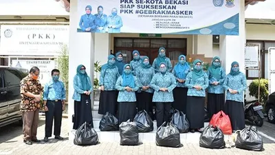Tim Penggerak Pemberdayaan Kesejahteraan Keluarga (TP PKK) Kota Bekasi membagikan 13.000 masker pada masyarakat. (Humas Pemkot Bekasi)