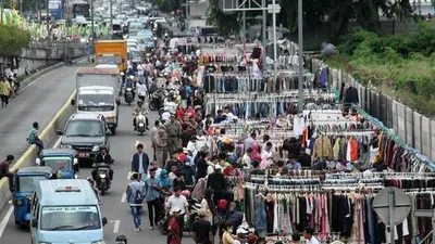 PKL memenuhi bahu jalan di Kawasan Senen (detik.com/Rifkianto Nugroho)