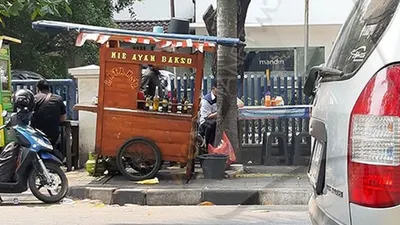 Pedagang kaki lima di trotoar di Jakarta/Ayojakarta.com
