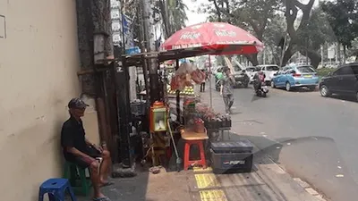 PKL memakai badan trotoar untuk berdagang di kawasan Taman Cut Mutiah, Menteng, Jakpus/Ayojakarta.com