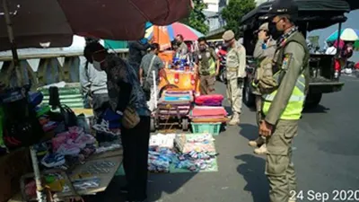 Satpol PP Taman Sari, Jakarta Barat, menghalau aktivitas berjualan PKL di kawasan Kota Tua/dok: barat.jakarta.go.id