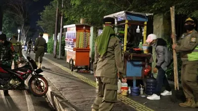 Petugas gabungan menertibkan PKL di Jalan Danau Sunter Selatan, Tanjung Priok, Jakarta Utara/dok: utara.jakarta.go.id