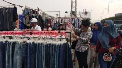 Pedagang Kaki Lima menjajakan pakaian bekas di bahu jalan kawasan Senen, Jakpus. (TribunJakarta.com/Suci Febriastuti)