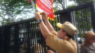 Menunggak Pajak, 44 WP di Matraman Dipasang Plang dan Stiker
