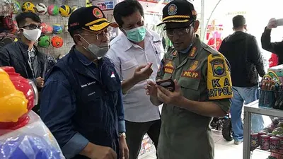 Plt Bupati Cianjur Herman Suherman didampingi Sekda, Kasatpol PP, dan Kadisperindag melakukan sidak di Jalan Mangunsarkoro.  (Ayobandung.com/M Ikhsan)