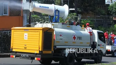 Palang Merah Indonesia (PMI) Jawa Barat melakukan penyemprotan desinfektan dengan Armada Gunner Spray, di Jalan Ir H Djuanda, Kota Bandung, Selasa (12/5). Dengan menggunakan Arhada Gunner diharapakan dapat memperluas cakupan penyemprotan desinfektan untuk mencegah penyebaran Covid-19 (FOTO : Edi Yusuf/Republika)