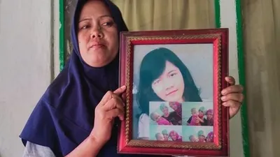 Anggota keluarga menunjukkan foto Ruri Alfath Mujaida (25), PMI yang meninggal dunia di Malaysia. (dok)