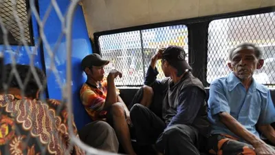 Petugas mengevakuasi penyandang masalah kesejahteraan sosial (PMKS) di GOR Ciracas. (ilustrasi)  Foto: Republika/Thoudy Badai