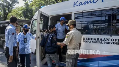 ilustrasi. Petugas Satpol PP membawa warga yang terjaring razia Penyandang Masalah Kesejahteraan Sosial (PMKS) di kawasan Penjaringan, Jakarta, Rabu (9/9/2020). Razia itu untuk membuat kondisi lingkungan masyarakat yang tertib dan menciptakan Ibu Kota bebas dari PMKS. Republika/Putra M. Akbar (FOTO : Republika/Putra M. Akbar)