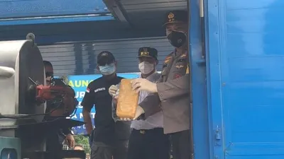 Polda Metro Jaya memusnahkan ratusan kilogram narkoba beragam jenis dan ribuan butir ekstasi di lapangan Mapolda Metro Jaya, Jakarta Selatan, Rabu (3/2/2021). [Suara.com/Yasir]