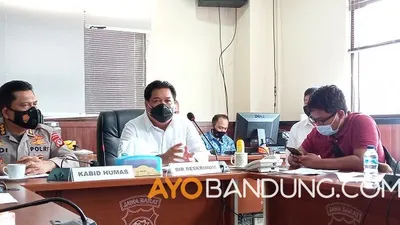 Dirreskrimum Polda Jabar Kombes Pol Chuzaini Patoppoi (tengah) di Polda Jabar, Senin (30/11/2020).  (Ayobandung.com/Fichri Hakiim)