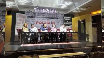 Analis politik LIPI, Siti Zuhro (paling kiri) sedang menyampaikan analisanya dalam diskusi Peta Politik Usai Pesta di Parlemen, di D’consulate, Menteng, Jakarta Pusat, Sabtu (12/10/2019)/Ayojakarta.com