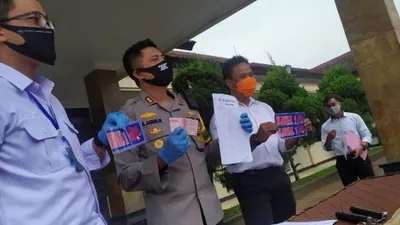 Polisi menunjukan stiker yang disita dari pelaku pungli di Bandung. [Dok. Polisi]