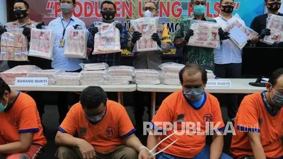 Aparat dan petugas BI Jatim menunjukkan tersangka dan barang bukti saat rilis kasus pembuatan dan peredaran uang palsu di Markas Polrestabes Surabaya, Jawa Timur, Kamis (5/11/2020) (dok Republika).