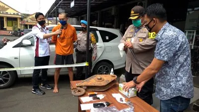 Tomy, tersangka pembunuhan saat dirilis polisi dalam gelar perkara. (Ayobandung.com/Tri Junari)