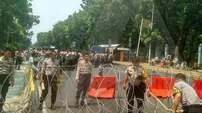 Beberapa polisi tengah memasang kawat berduri untuk menutup akses jalan menuju Istana Negara, Jakarta Pusat, Kamis (17/10/2010)/Ayojakarta.com