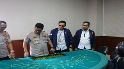 Pihak kepolisian di Apartemen Robinson yang dijadikan kasino/JPNN