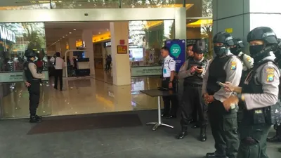 Pengamanan aparat kepolisian di mal